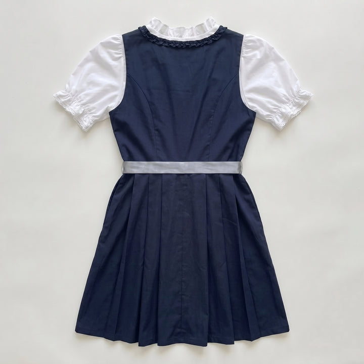 Dirndl dunkelblau Rückseite Flat-lay, weißes Rüschenkragen-Detail, plissierter Rock