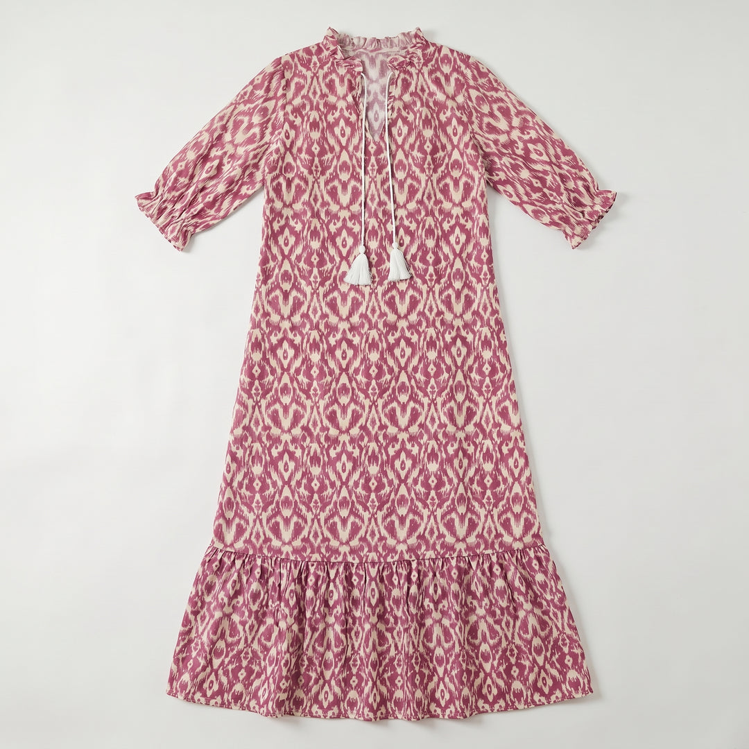Maxikleid Rosa Ikat-Muster flat lay, Quasten-Bindekordel, Volant-Saum