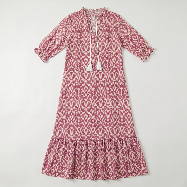 Maxikleid Rosa Ikat-Muster flat lay, Quasten-Bindekordel, Volant-Saum