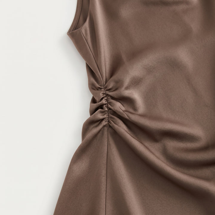 Elegantes Satin Midikleid Creme mit Raffung und Wasserfallausschnitt, Frontansicht