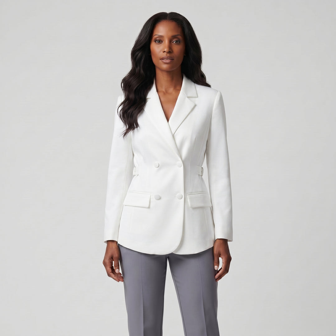 Weißer zweireihiger Damen-Blazer mit Pattentaschen, Frontansicht