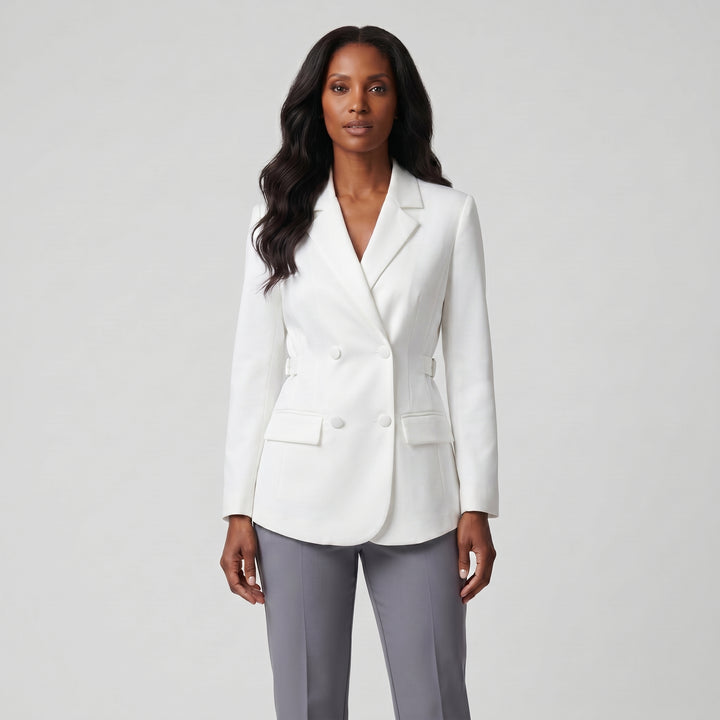 Weißer zweireihiger Damen-Blazer mit Pattentaschen, Frontansicht