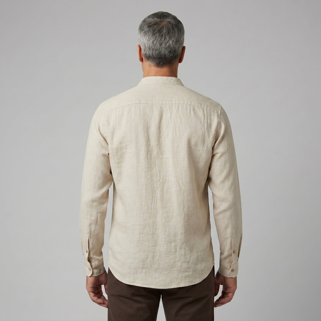 Herren Leinenhemd Beige, Rükenansicht, Stehkragen, lockere Passform