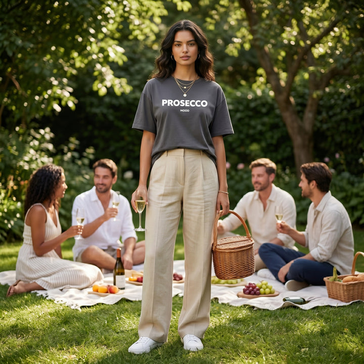 Dunkelgraues Prosecco Mood T-Shirt im Picknick-Outfit mit heller Hose