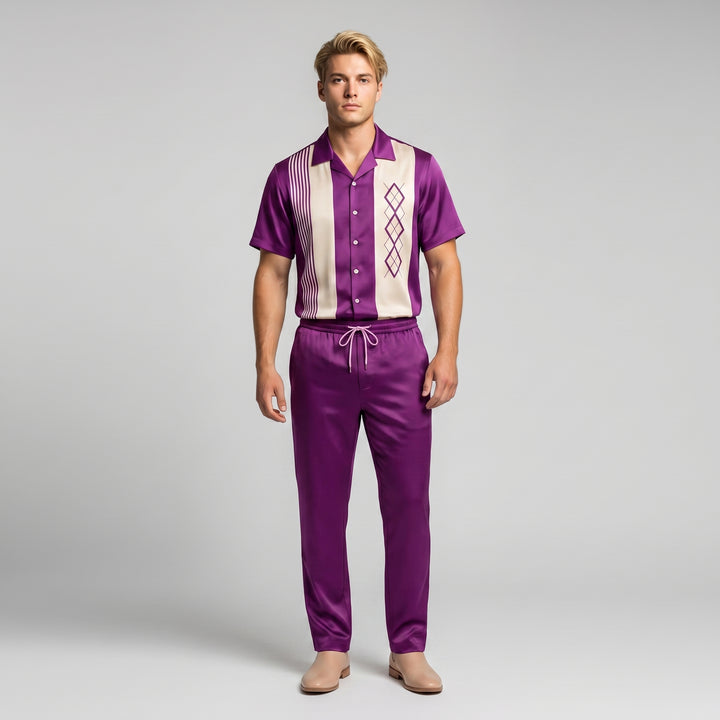Herren Retro-Hemd-Hose-Set in Lila mit Satin-Optik und Rautenmuster, Frontansicht am Model