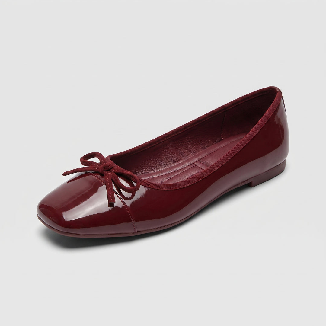 Bordeaux Ballerina mit Schleife, quadratische Zehenbox, Lackleder-Optik, Diagonalansicht
