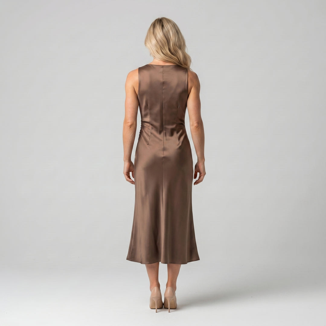 Satin Slip Midikleid Braun, tiefer Rückenausschnitt, Rückenansicht