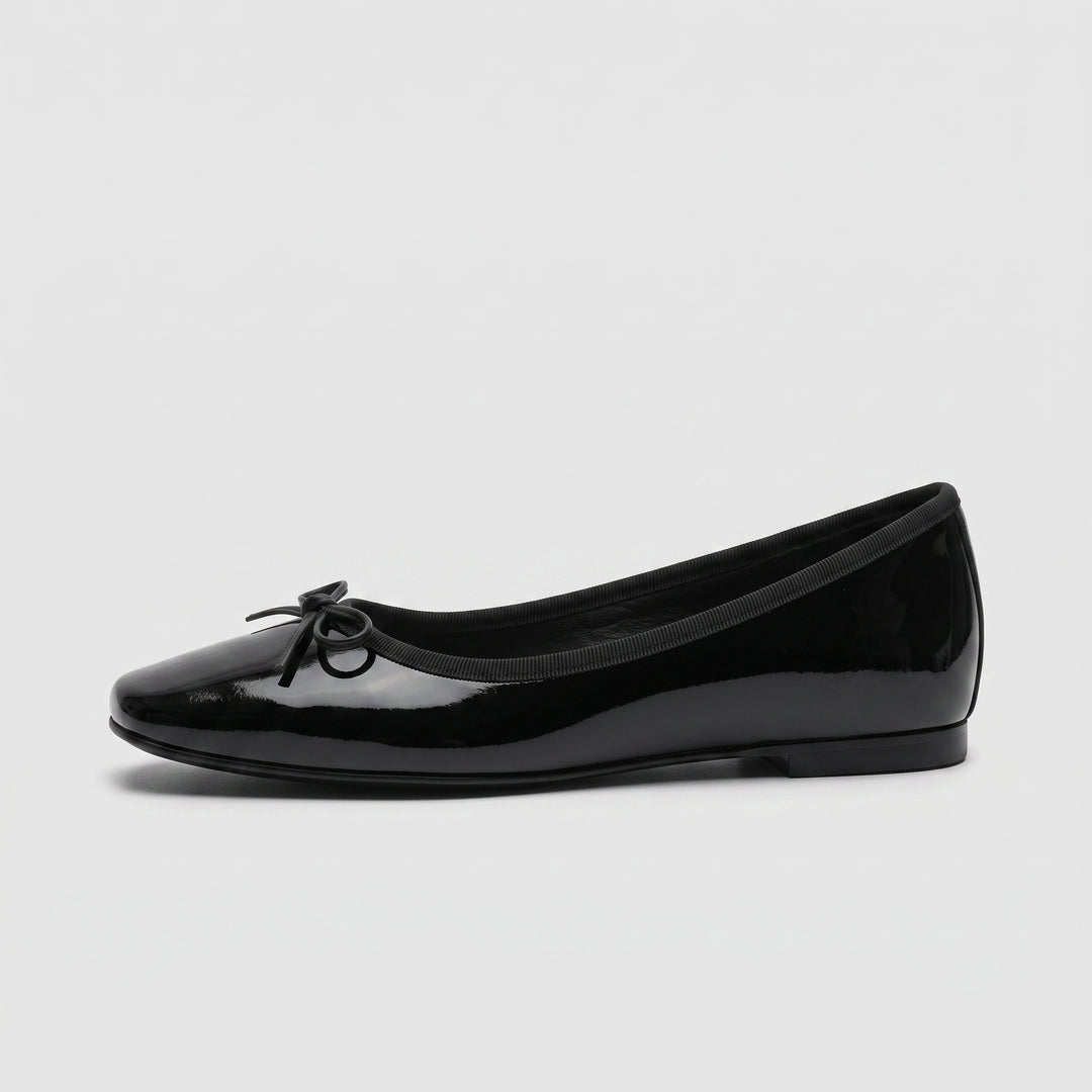 Schwarze Ballerina mit Schleife, Seitenansicht, Lackleder-Optik