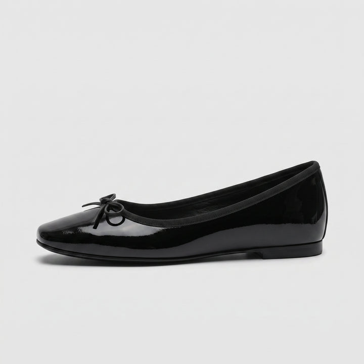Schwarze Ballerina mit Schleife, Seitenansicht, Lackleder-Optik