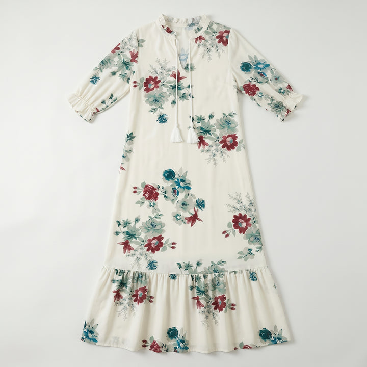 Maxikleid Weiß Blumendruck flat lay, Quasten-Bindekordel, Volant-Saum