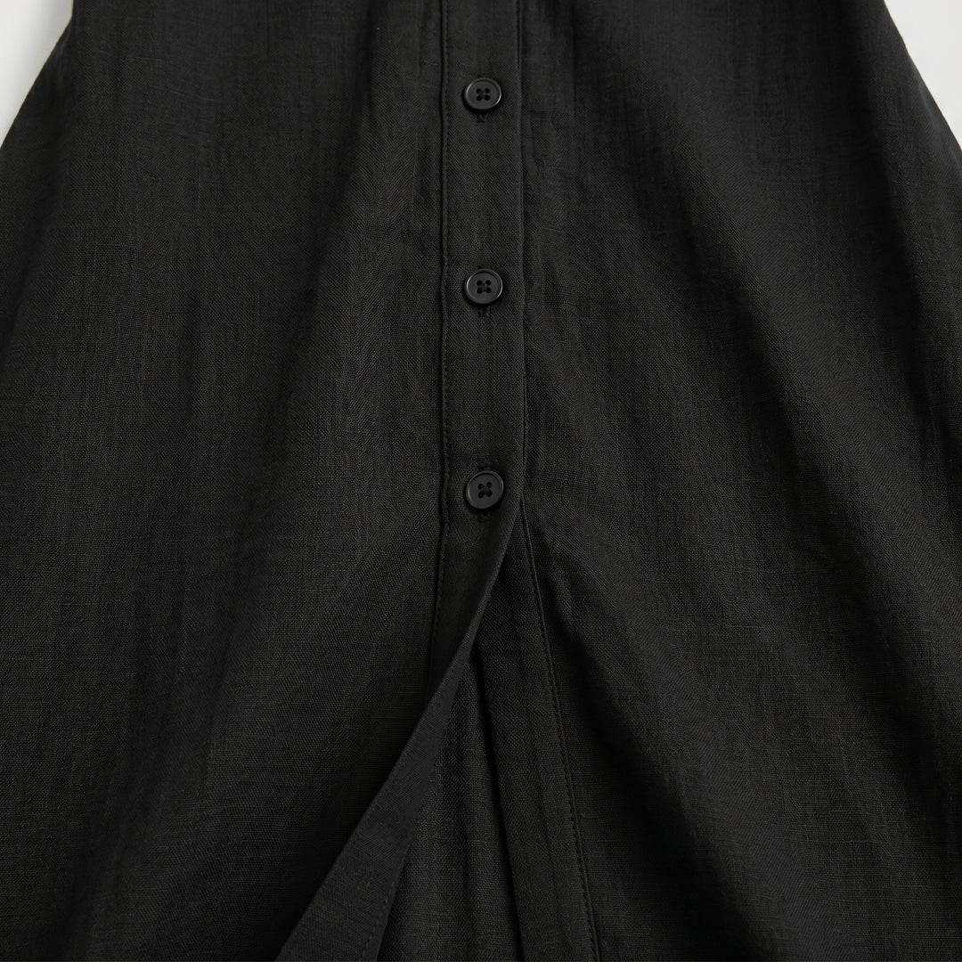 Detailansicht Knopfleiste und Beinschlitz am Plissee Maxikleid in Schwarz