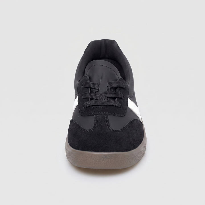 Schwarzer Damen-Sneaker Frontansicht, runde Wildleder-Zehenkappe, weißer Streifen sichtbar