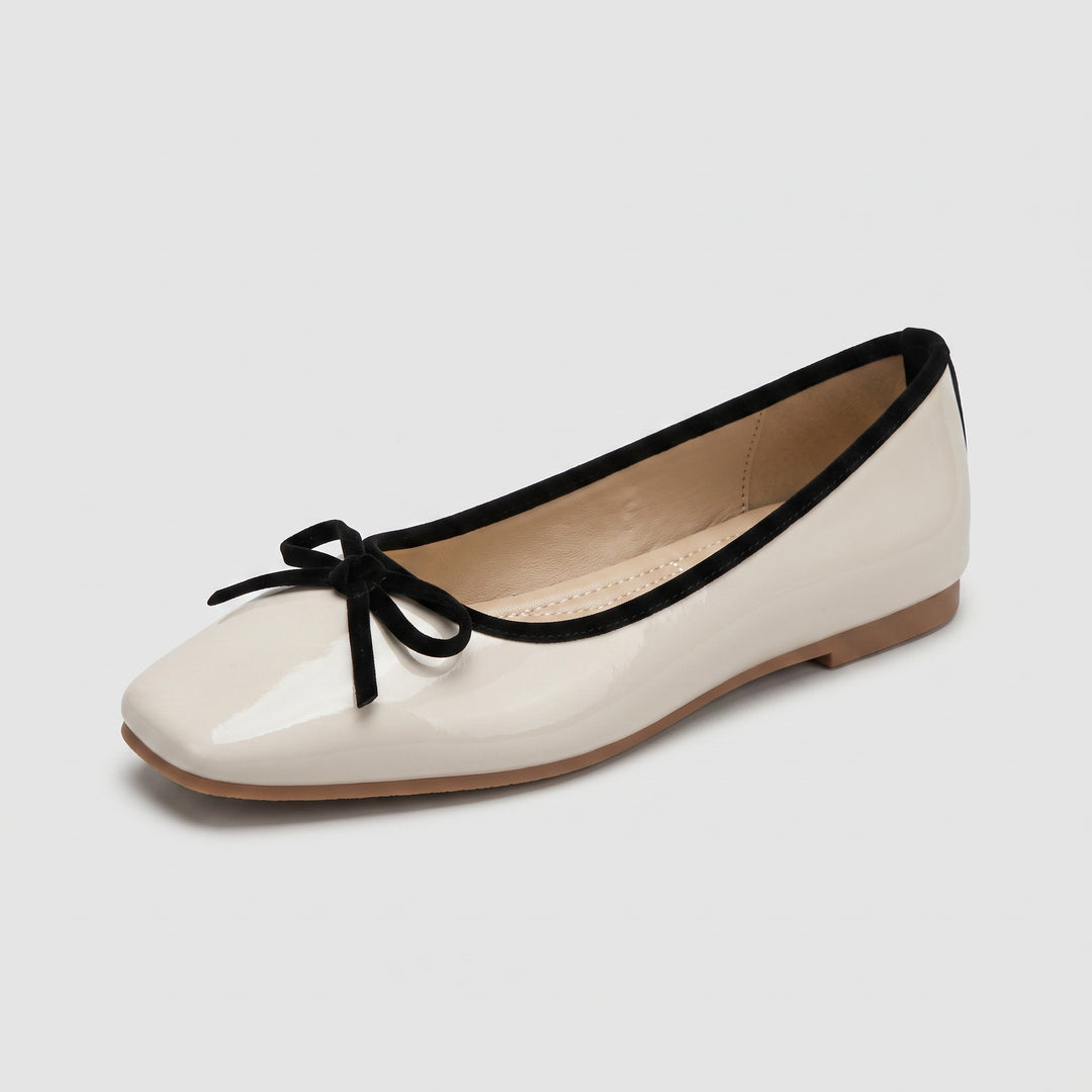 Creme Ballerina mit schwarzem Kontrastrand und Schleife, Diagonalansicht