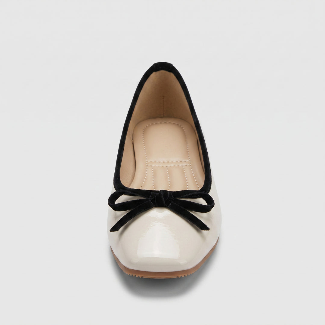 Creme Ballerina, Frontansicht, schwarze Samtschleife und Kontrastrand