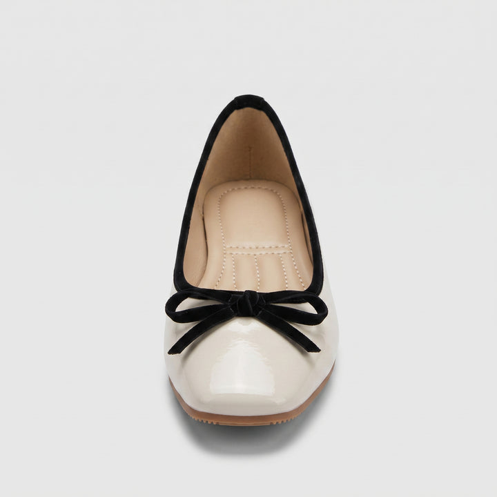 Creme Ballerina, Frontansicht, schwarze Samtschleife und Kontrastrand
