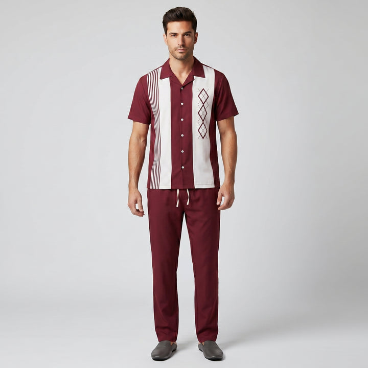 Herren Retro-Hemd-Hose-Set in Bordeaux mit Streifen und Rautenmuster, Frontansicht am Model