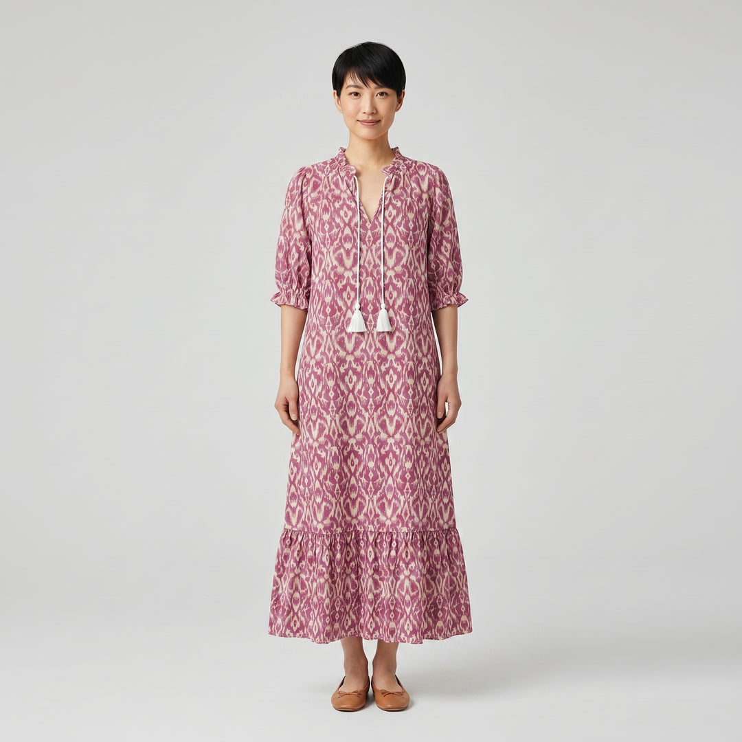 Damen-Maxikleid Rosa Ikat-Muster, Dreiviertelärmel, weiße Quasten, Vorderansicht