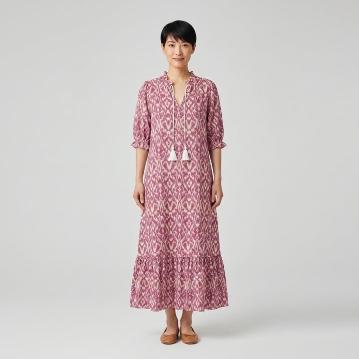 Damen-Maxikleid Rosa Ikat-Muster, Dreiviertelärmel, weiße Quasten, Vorderansicht