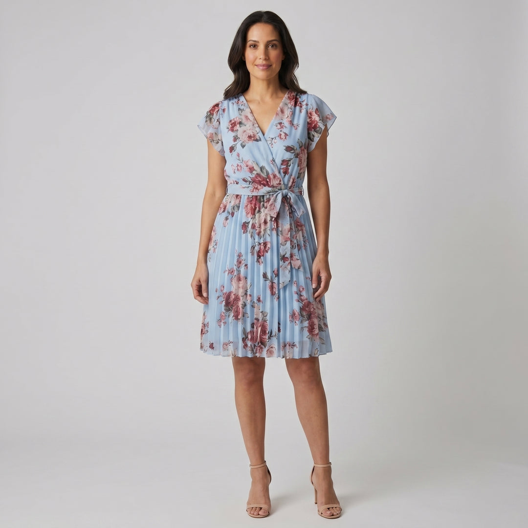 Hellblaues Blumenkleid mit V-Ausschnitt, Rüschenärmeln und Plisseerock, Vorderansicht
