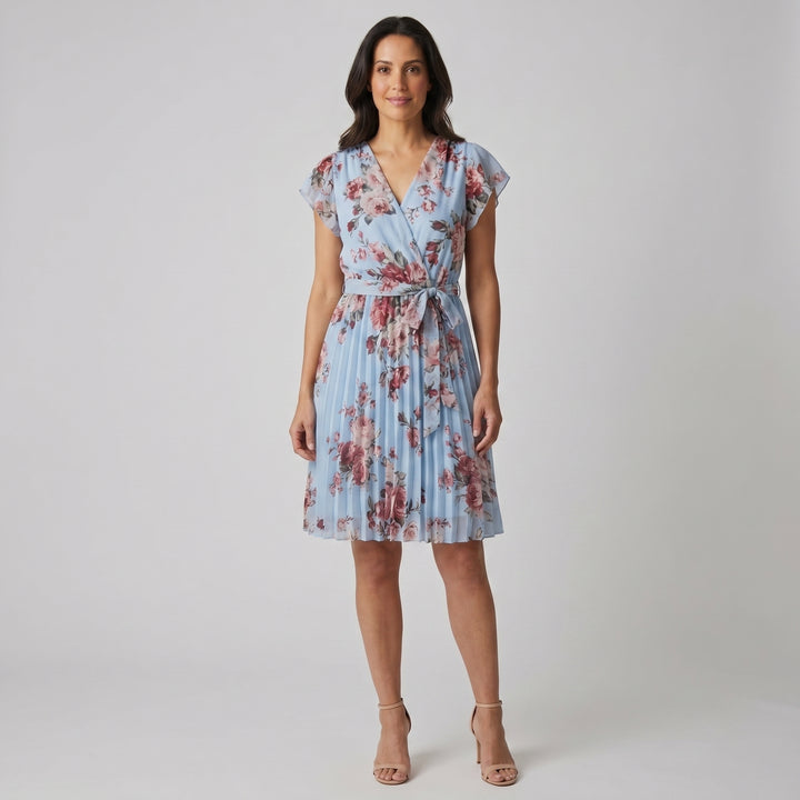 Hellblaues Blumenkleid mit V-Ausschnitt, Rüschenärmeln und Plisseerock, Vorderansicht