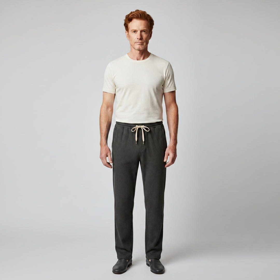 Herren Cordhose in Schwarz mit elastischem Bund und Kordelzug, gerades Bein, Frontansicht am Model