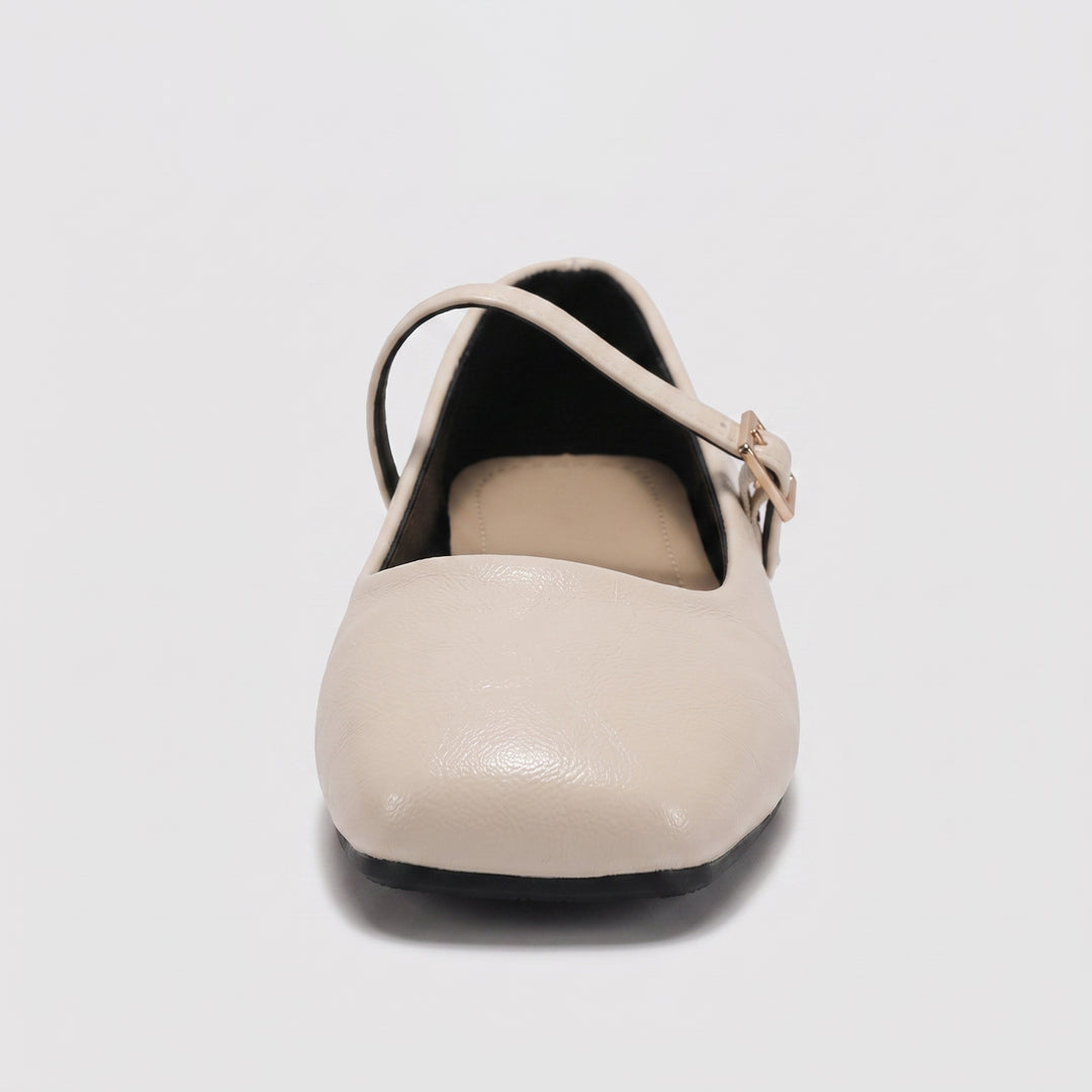 Mary-Jane-Ballerina Creme, eckige Spitze von vorne – Frontansicht