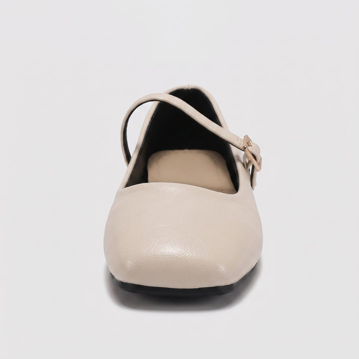 Mary-Jane-Ballerina Creme, eckige Spitze von vorne – Frontansicht