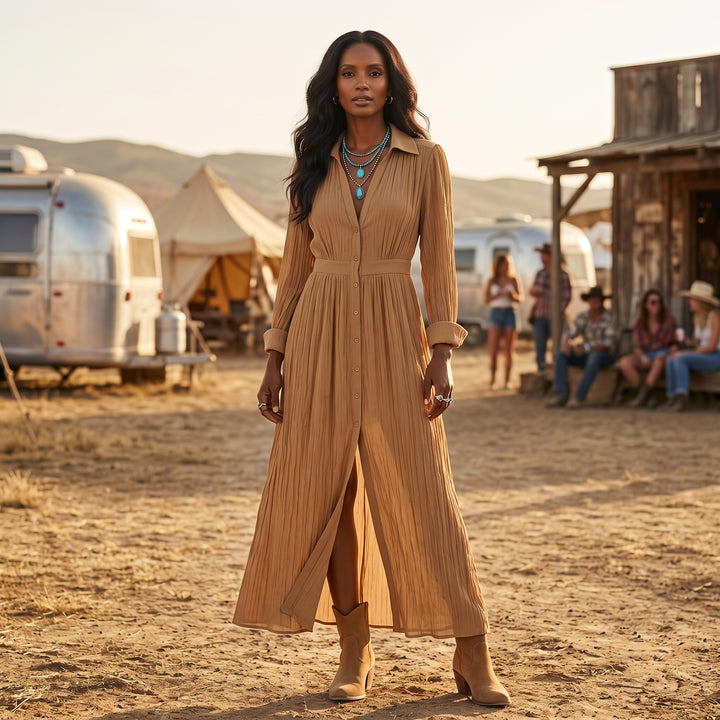 Plissee Maxikleid in Camel, Styling-Aufnahme Vorderansicht mit sichtbarem Beinschlitz