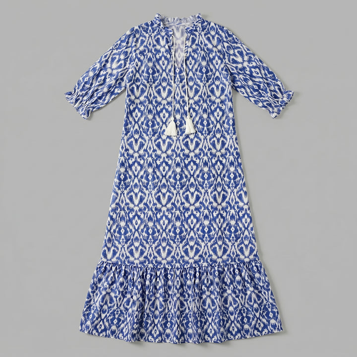 Maxikleid Blau Ikat-Muster flat lay, Quasten-Bindekordel, Volant-Saum