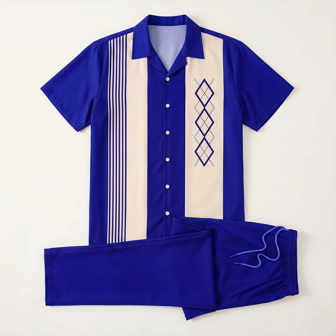 Flat-Lay: Kurzarmhemd in Königsblau mit Streifen und Rautenmuster, dazu Hose mit Kordelzug