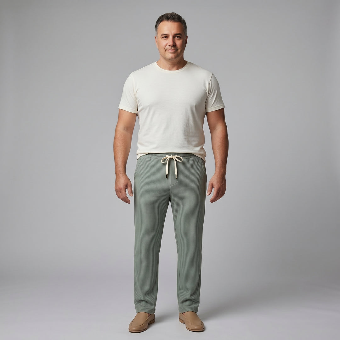 Herren Cordhose in Hellgrün mit elastischem Bund und Kordelzug, gerades Bein, Frontansicht am Model