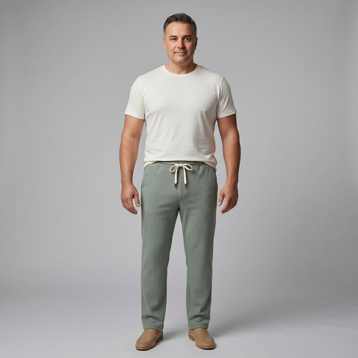 Herren Cordhose in Hellgrün mit elastischem Bund und Kordelzug, gerades Bein, Frontansicht am Model