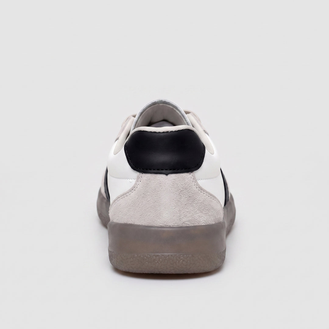Damen-Sneaker Rückansicht, schwarzer Fersentab, Beige-Wildleder-Ferse, transparente Gummisohle