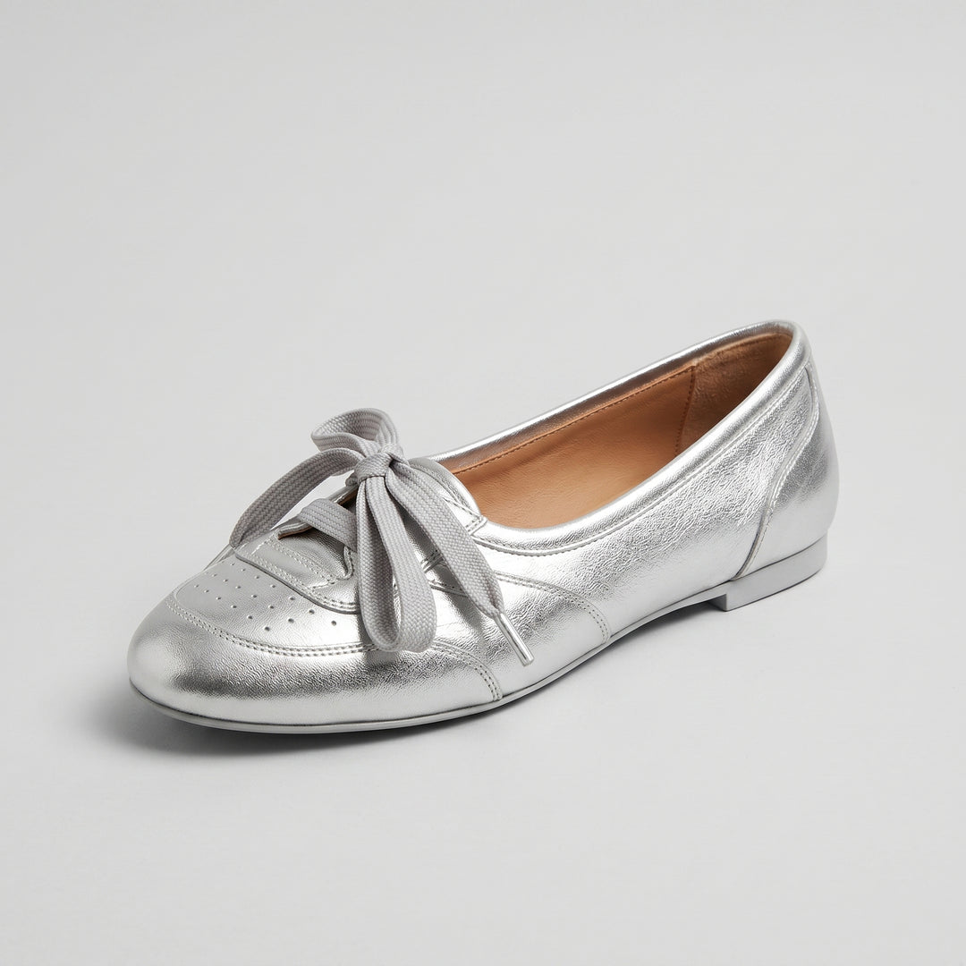 Silberne Damen-Ballerina mit Schnürschleife und Brogue-Detail, Dreiviertelansicht