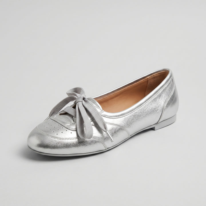 Silberne Damen-Ballerina mit Schnürschleife und Brogue-Detail, Dreiviertelansicht