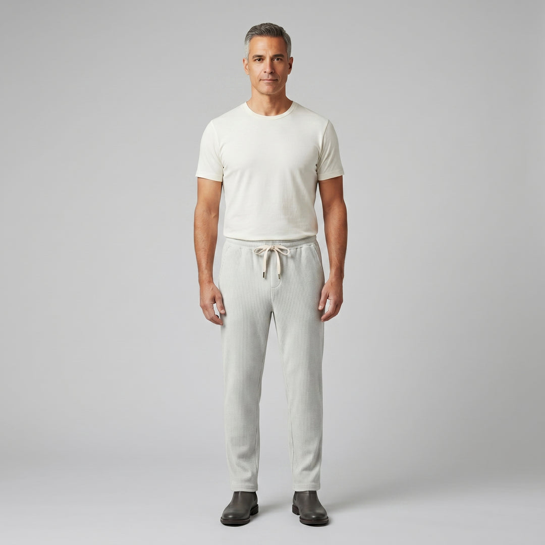Herren Cordhose in Weiß mit elastischem Bund und Kordelzug, gerade Passform, Frontansicht am Model
