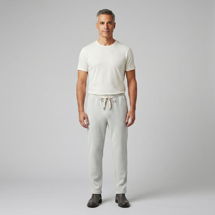 Herren Cordhose in Weiß mit elastischem Bund und Kordelzug, gerade Passform, Frontansicht am Model