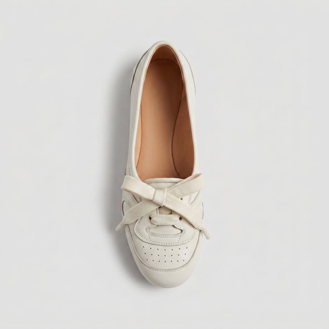 Cremeweiße Damen-Ballerina von oben mit Schnürschleife und natürlichem Lederinnenfutter