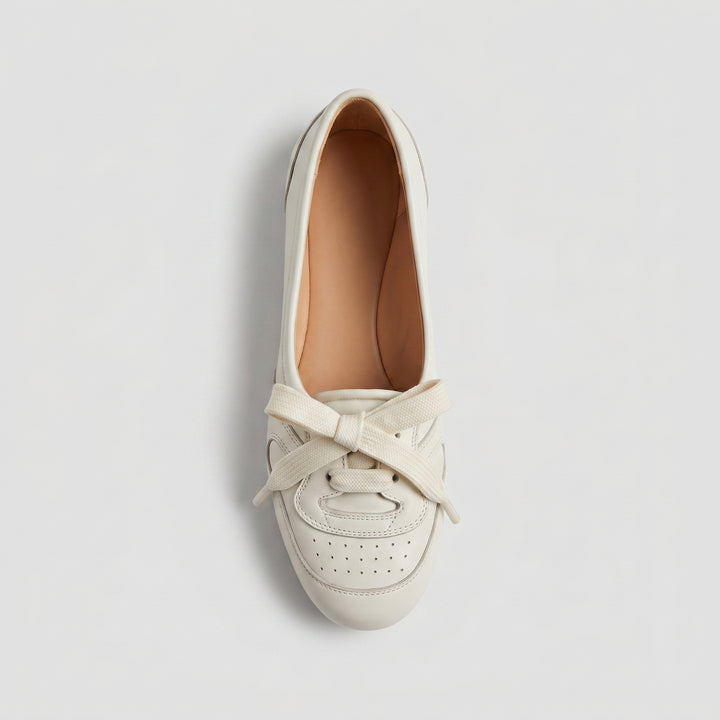 Cremeweiße Damen-Ballerina von oben mit Schnürschleife und natürlichem Lederinnenfutter