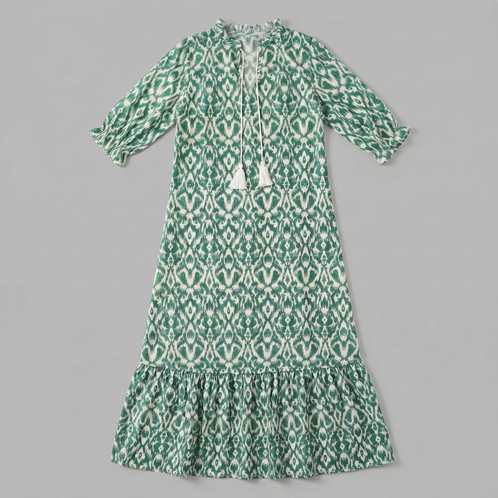 Maxikleid Grün Ikat-Muster flat lay, Quasten-Detail, Rüschenärmel