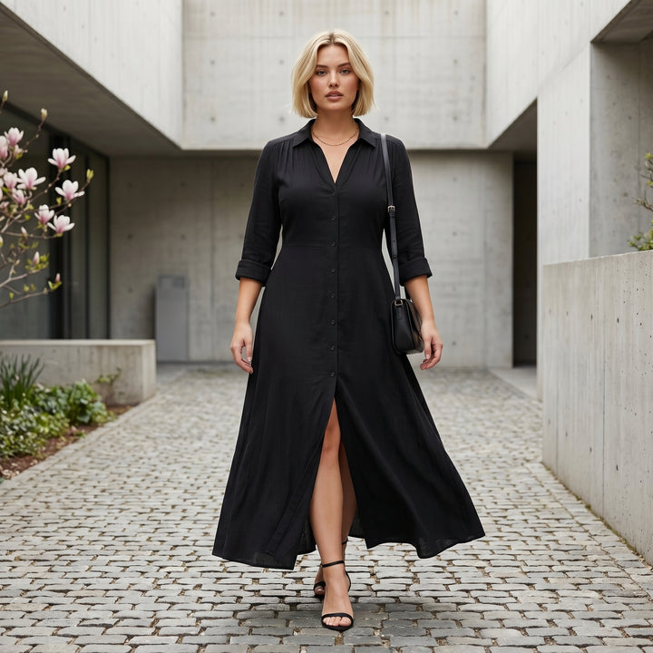 Plissee Maxikleid in Schwarz, Outdoor-Styling-Aufnahme mit Beinschlitz, Vorderansicht