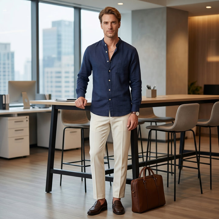 Herren Leinenhemd Dunkelblau im Büro-Lifestyle kombiniert mit beiger Hose