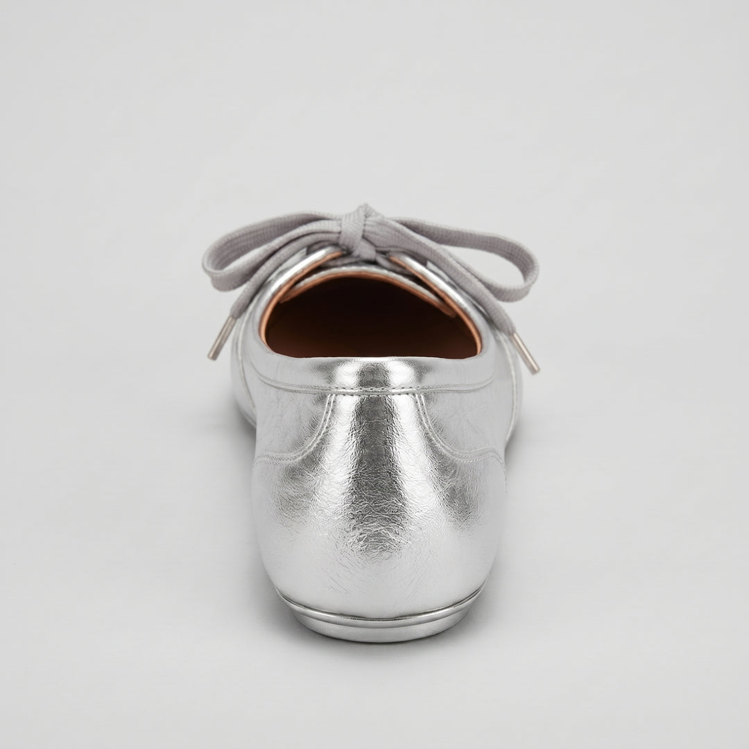 Silberne Damen-Ballerina Rückansicht, metallisches Leder mit natürlichem Innenfutter