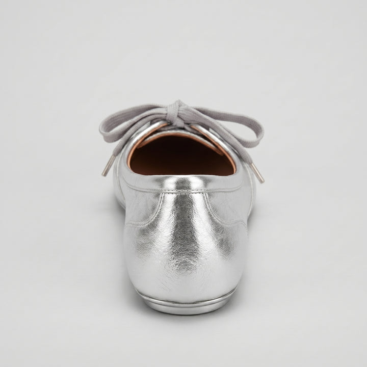 Silberne Damen-Ballerina Rückansicht, metallisches Leder mit natürlichem Innenfutter