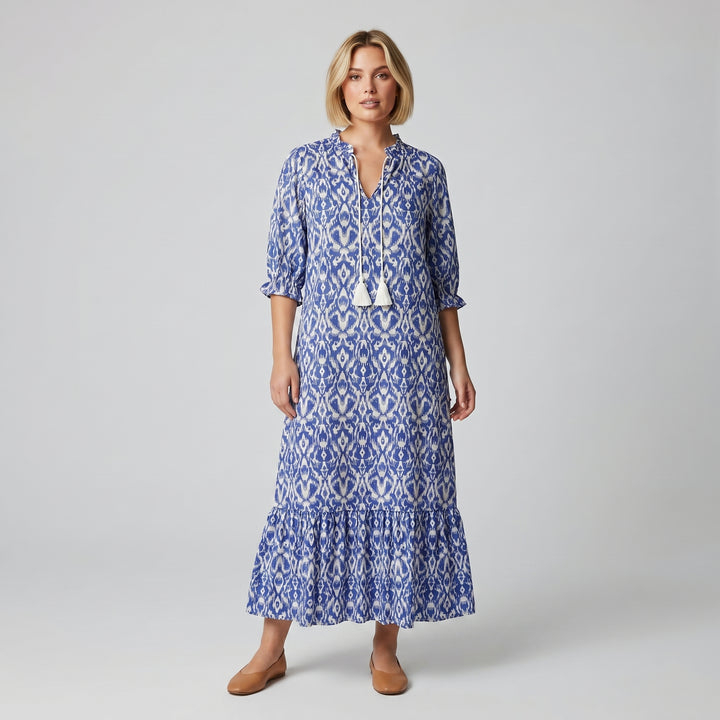 Damen-Maxikleid Blau Ikat-Muster, Dreiviertelärmel, weiße Quasten, Vorderansicht