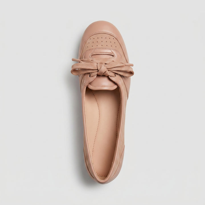 Apricot Damen-Ballerina von oben mit Schnürschleife, Brogue-Detail und hellem Innenfutter