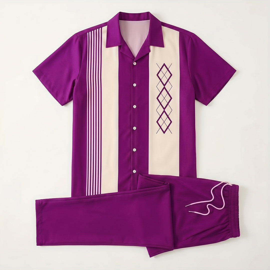 Flat-Lay: Kurzarmhemd in Lila mit Streifen und Rautenmuster, dazu Hose mit Kordelzug