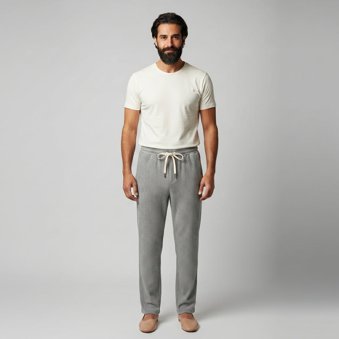 Herren Cordhose in Grau mit elastischem Bund und Kordelzug, gerades Bein, Frontansicht am Model