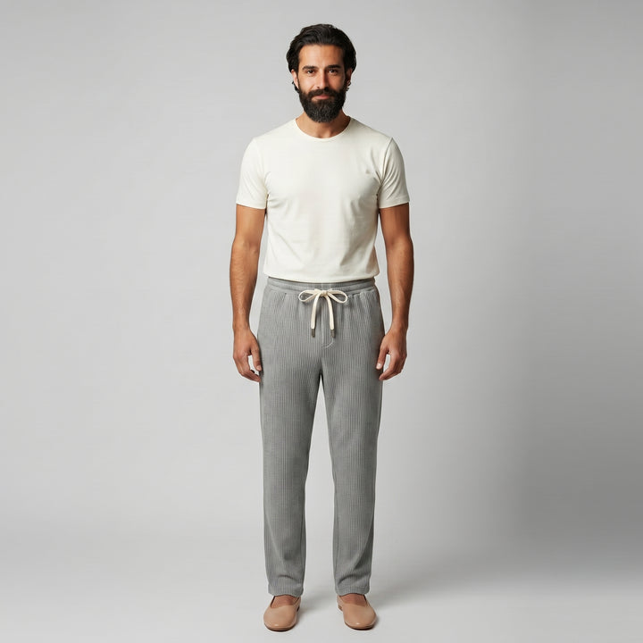 Herren Cordhose in Grau mit elastischem Bund und Kordelzug, gerades Bein, Frontansicht am Model