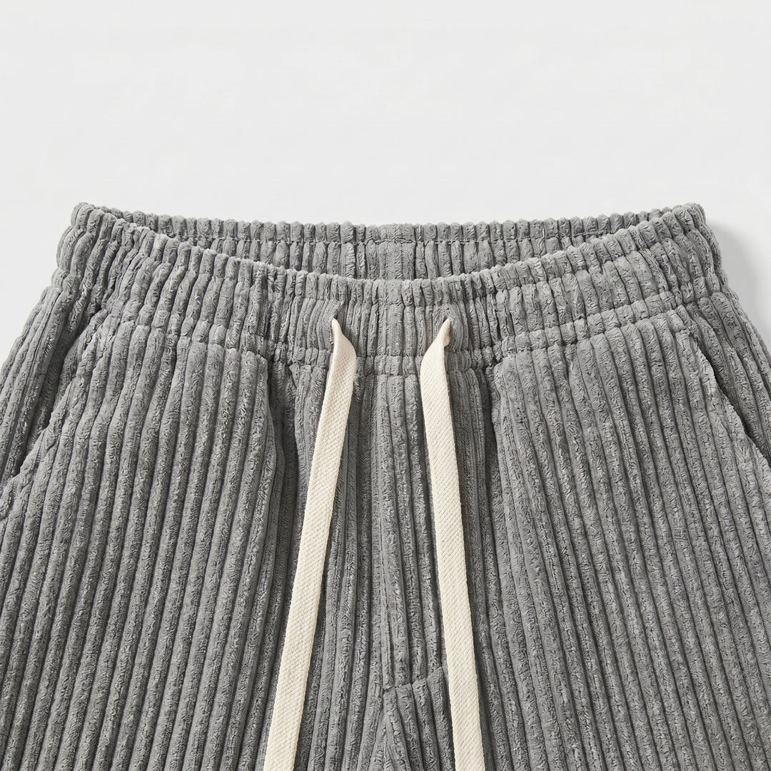 Nahaufnahme elastischer Bund mit Kordelzug einer grauen Herren Cordhose, breite Cordrippen